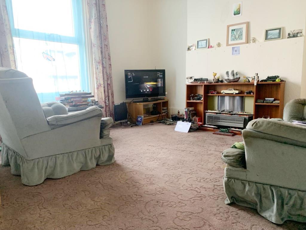 Lot: 23 - FREEHOLD BLOCK OF THREE FLATS FOR INVESTMENT - Living room for top floor flat